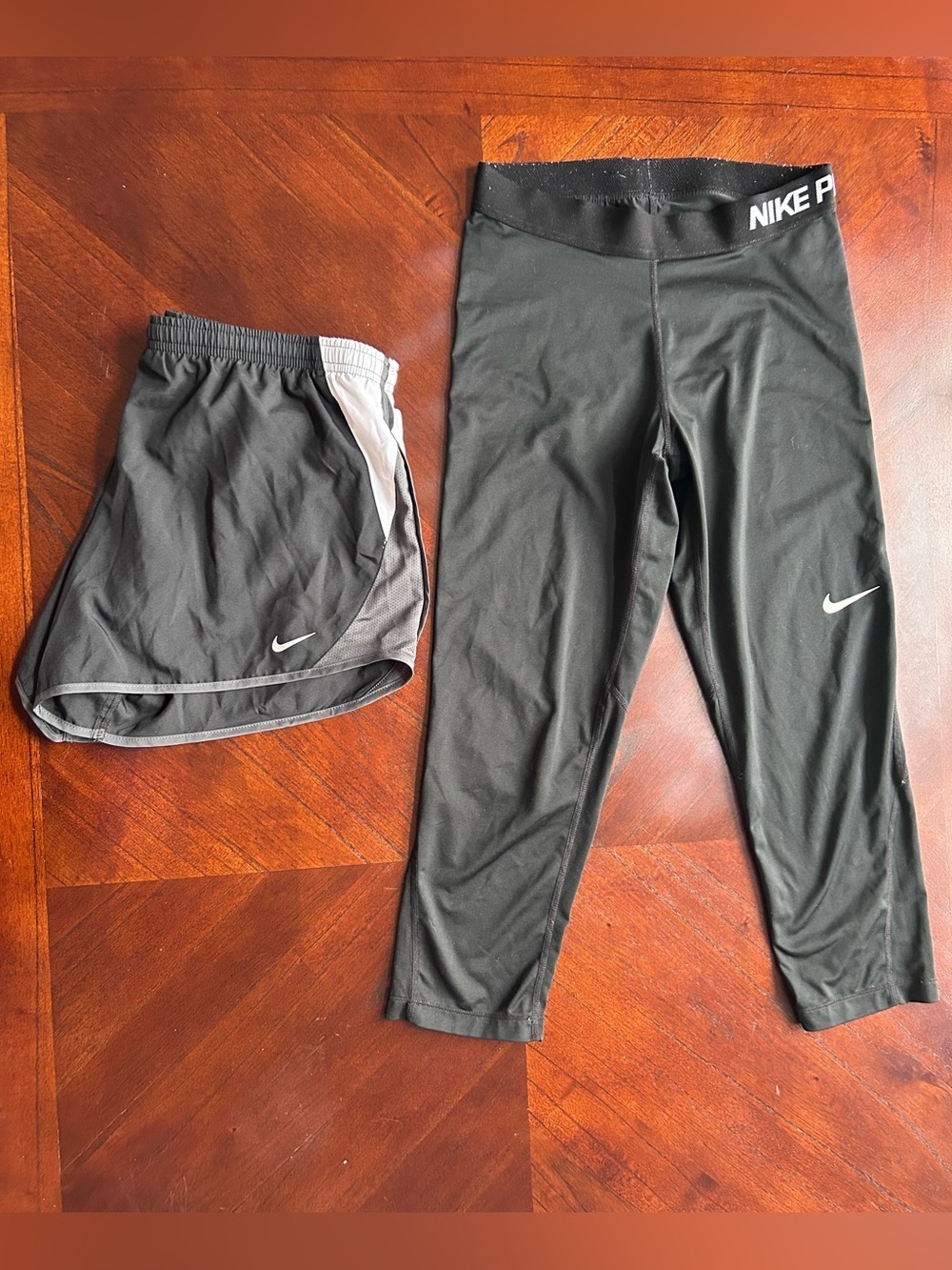 Set Nike  women ' Athletic Capri Leggings with Black Running Shorts. Size M